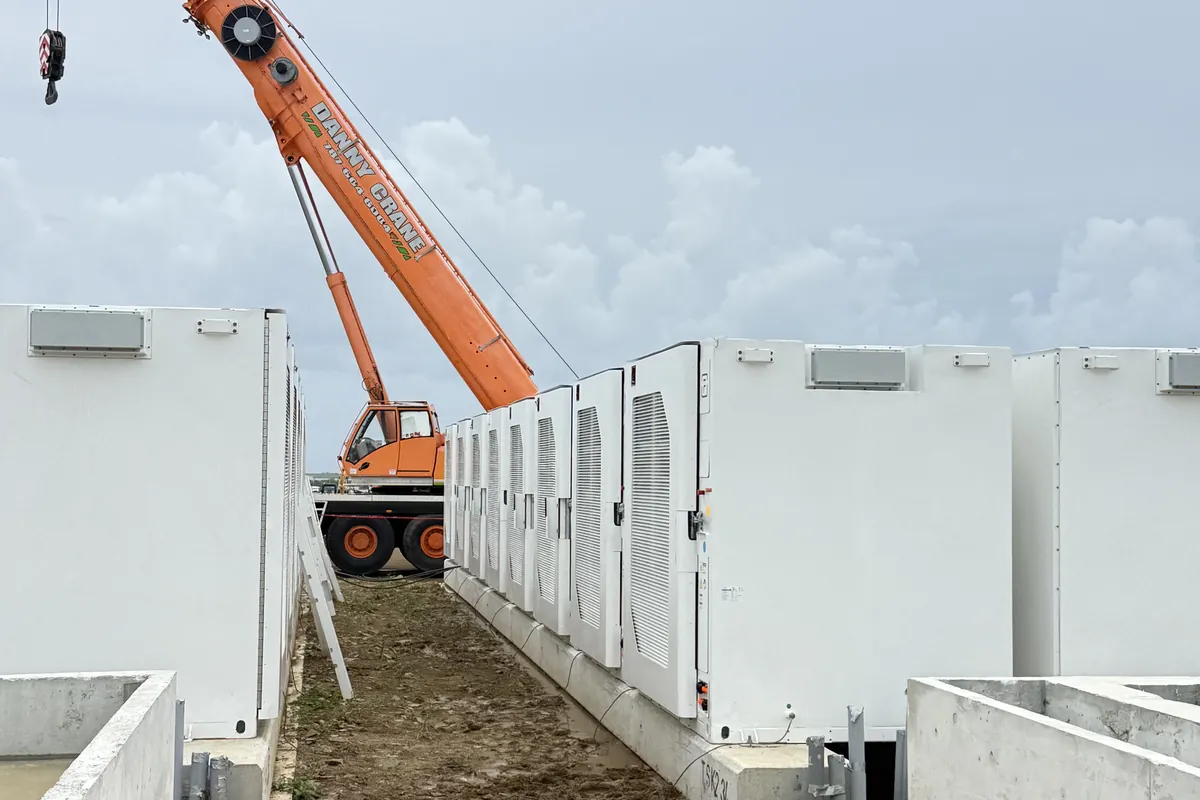 Montagem com guindaste dos módulos de armazenamento ao longo da fundação