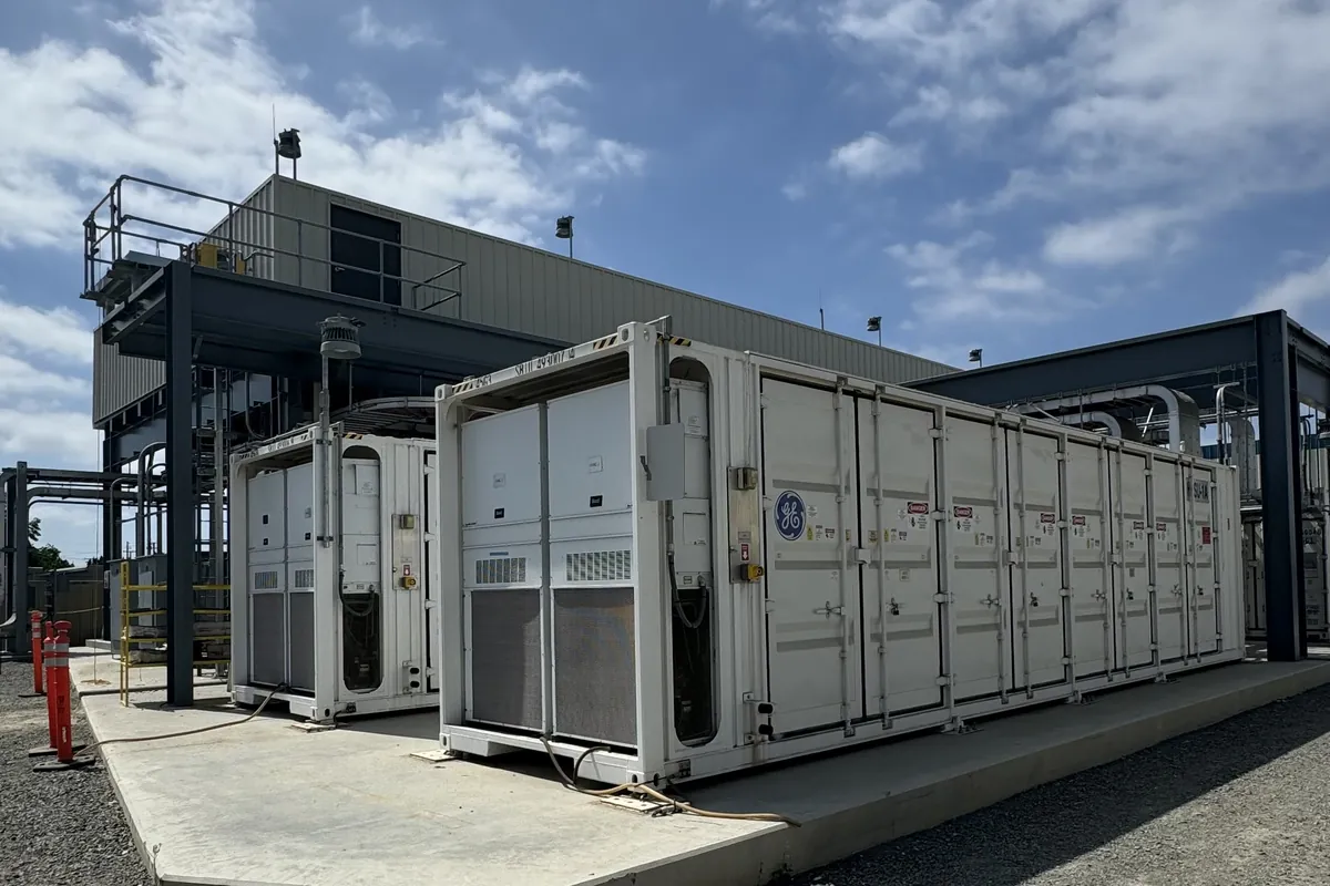 Contêiner de armazenamento e inversores instalados junto à subestação