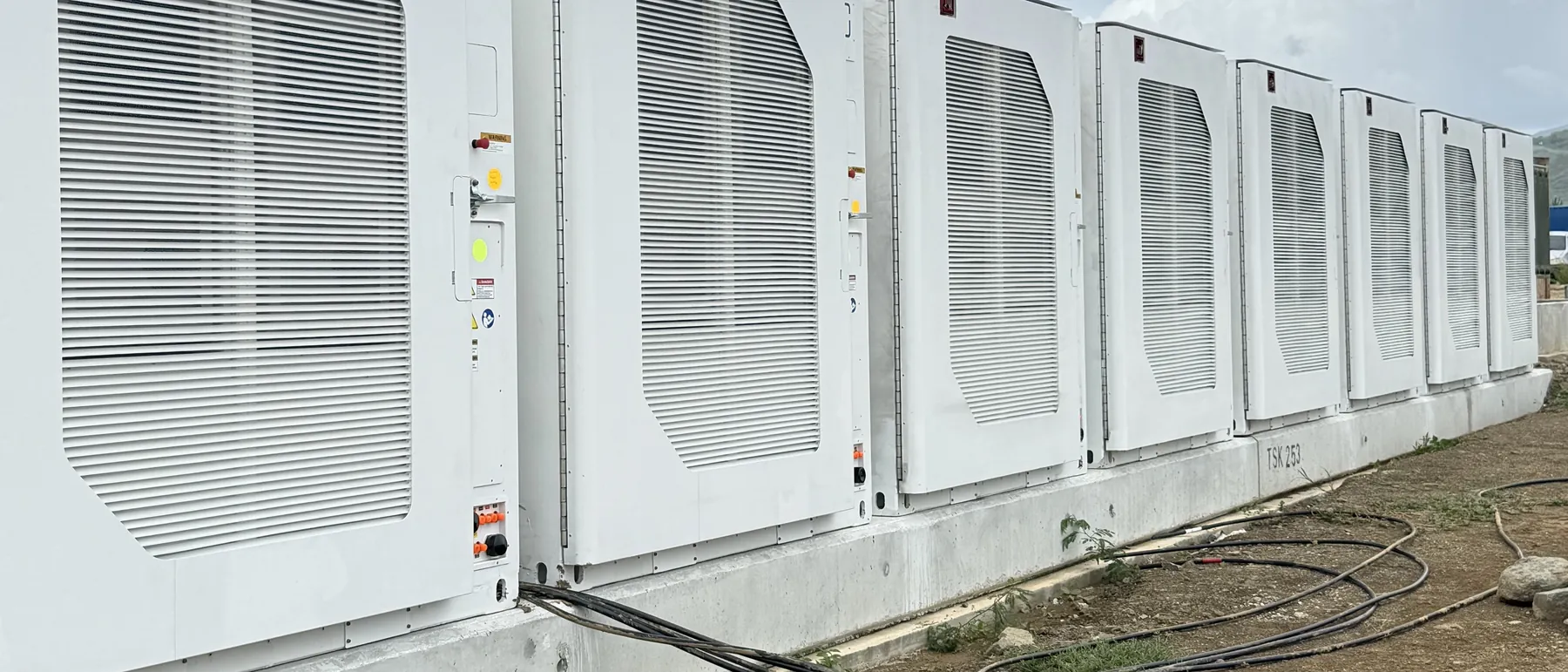 Fileira de contêineres de baterias instalados sobre fundação de concreto em Porto Rico